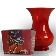 Vase rouge et boites de truffes Belgique